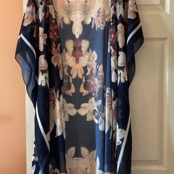 Floral cover up - Picture 2 of 4